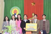 Bộ trưởng Phùng Xuân Nhạ thăm, tặng quà học sinh Thanh Hóa
