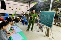 “Lớp học ngoại ngữ” ở bản nghèo vùng cao biên giới của thầy giáo Công an xã Nậm Ban
