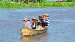 Người dân "cồn du lịch" rẽ nước ra giữa sông Hậu học tiếng Anh