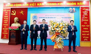Bộ trưởng Đặng Quốc Khánh tặng hoa chúc mừng Ngày Nhà giáo Việt Nam 20/11 đến toàn thể thầy cô giáo Trường Đào tạo, bồi dưỡng cán bộ tài nguyên và môi trường.