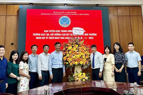 Trường Đào tạo, bồi dưỡng cán bộ tài nguyên và môi trường đón nhận lẵng hoa chúc mừng của Ban Tuyên giáo Trung ương nhân dịp kỷ niệm Ngày Nhà giáo Việt Nam 20/11/2024 và làm việc với đoàn công tác của Ban