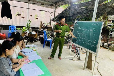 “Lớp học ngoại ngữ” ở bản nghèo vùng cao biên giới của thầy giáo Công an xã Nậm Ban