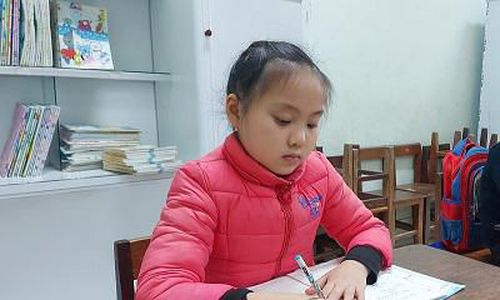 Thán phục thành tích học tập tiếng Anh của cô học trò miền núi