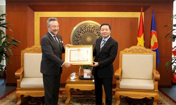 Trao Kỷ niệm chương "Vì sự nghiệp Tài nguyên và Môi trường" cho Đại sứ Đặc mệnh toàn quyền Cộng hòa Séc tại Việt Nam