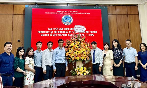 Trường Đào tạo, bồi dưỡng cán bộ tài nguyên và môi trường đón nhận lẵng hoa chúc mừng của Ban Tuyên giáo Trung ương nhân dịp kỷ niệm Ngày Nhà giáo Việt Nam 20/11/2024 và làm việc với đoàn công tác của Ban