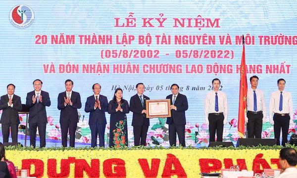 Bộ Tài nguyên và Môi trường vinh dự đón nhận Huân chương Lao động hạng Nhất