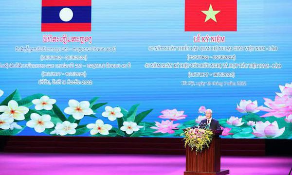 "Tình nghĩa Việt-Lào sáng hơn trăng rằm, thơm hơn đoá hoa nào thơm nhất"
