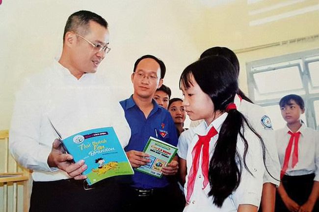 Chủ tịch tỉnh viết 'tâm thư' nhắn học sinh ráng đọc sách, học ngoại ngữ