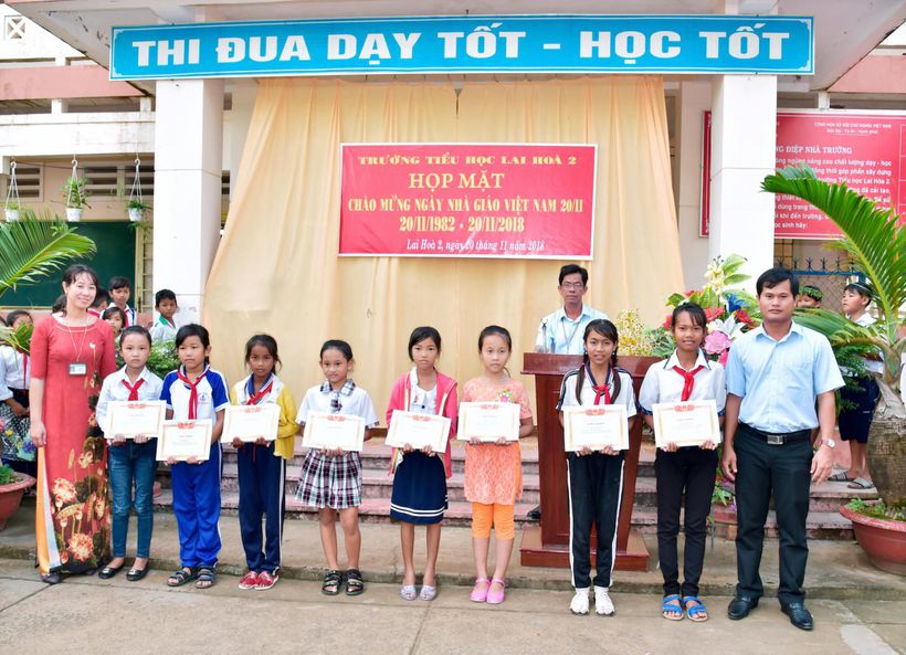 Thầy Trần Kim Cưng (phải) trao khen thưởng cho học trò nhân Ngày Nhà giáo Việt Nam..jpg