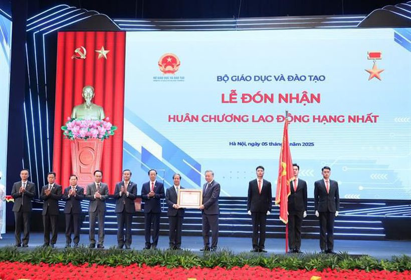 Lễ đó nhận Huân chương.jpg