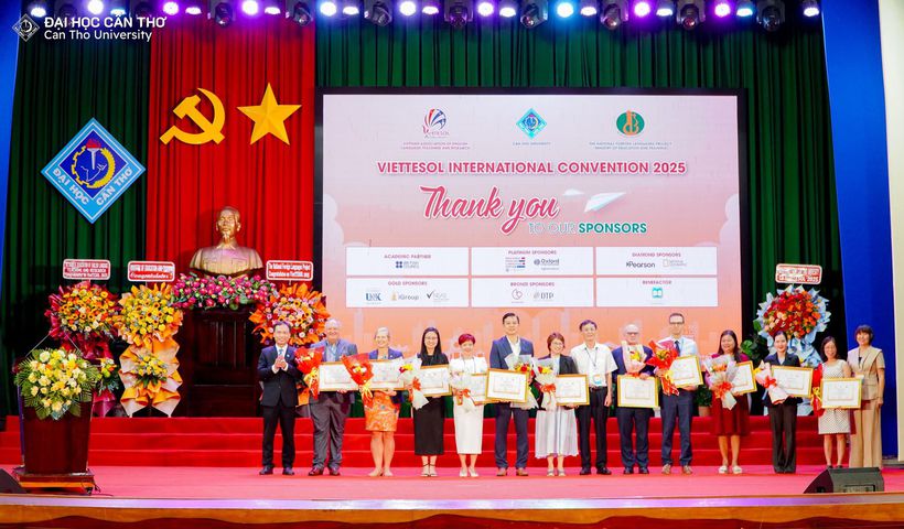 BTC trao giấy chứng nhận cho các nhà TC.jpg