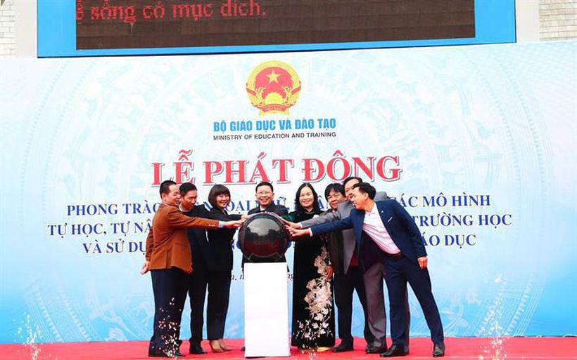 đại biểu thực hiện nghi lễ.jpg